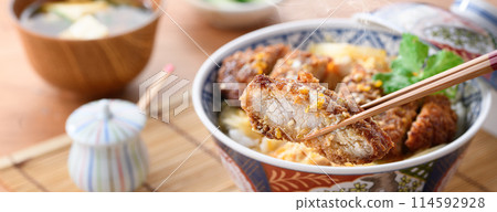 日式套餐，包含熱騰騰的豬排飯和味噌湯 114592928