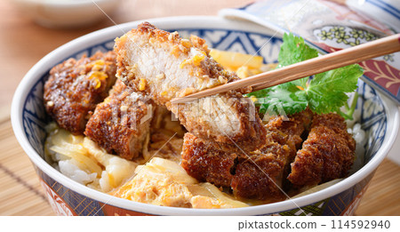 日式套餐,包含熱騰騰的豬排飯和味噌湯 日式套餐,包含熱騰騰的豬排飯和味噌湯 114592940