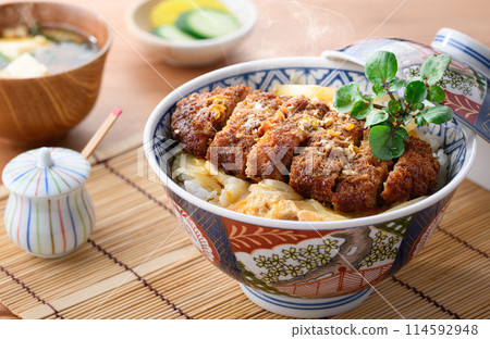 日式套餐,包含熱騰騰的豬排飯和味噌湯 日式套餐,包含熱騰騰的豬排飯和味噌湯 114592948