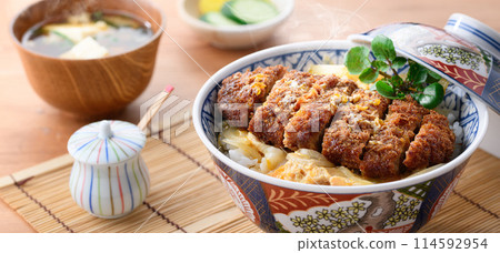 日式套餐,包含熱騰騰的豬排飯和味噌湯 日式套餐,包含熱騰騰的豬排飯和味噌湯 114592954