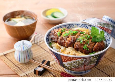 日式套餐,包含熱騰騰的豬排飯和味噌湯 日式套餐,包含熱騰騰的豬排飯和味噌湯 114592959
