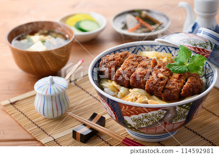 日式套餐,包含熱騰騰的豬排飯和味噌湯 日式套餐,包含熱騰騰的豬排飯和味噌湯 114592981