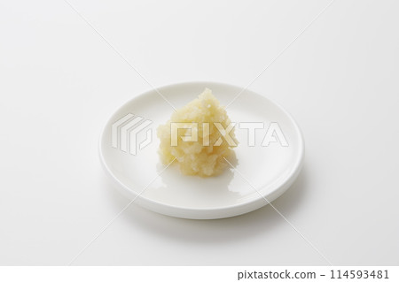 磨碎的大蒜放在小盤子裡 114593481