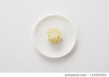 磨碎的大蒜放在小盤子裡 磨碎的大蒜放在小盤子裡 114593484