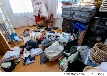 Decluttering, changing clothes, tidying up 114593597