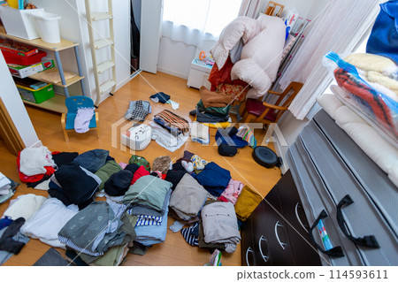Decluttering, changing clothes, tidying up Decluttering, changing clothes, tidying up 114593611
