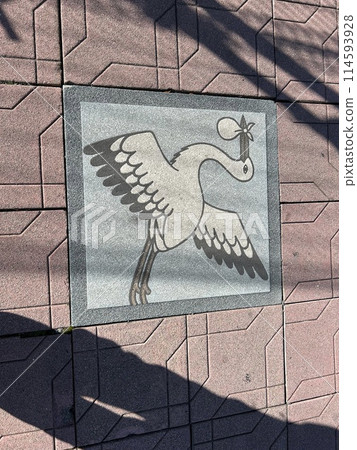這是埼玉縣鴻巢市的人行道上畫的鸛。 114593928
