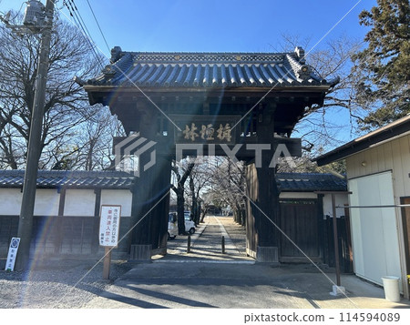 This is the entrance gate to Shoganji Temple, a temple in Konosu City, Saitama Prefecture. 114594089