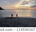 夕陽西下，孩子們在海邊玩耍 114594167