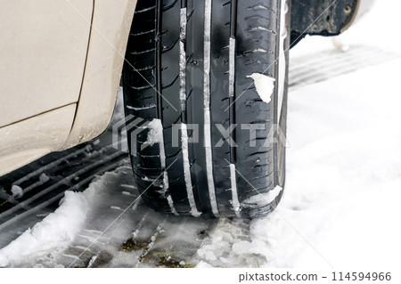 Summer tire in the snow, driving with tires unsuitable for the season, unsafe and dangerous traffic 114594966