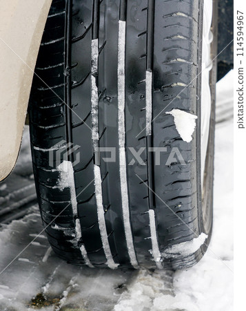Summer tire in the snow, driving with tires unsuitable for the season, unsafe and dangerous traffic 114594967