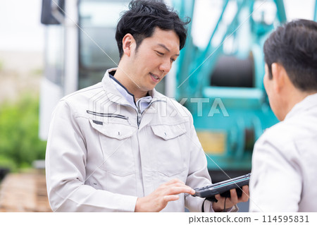 Workers working at a construction site 114595831