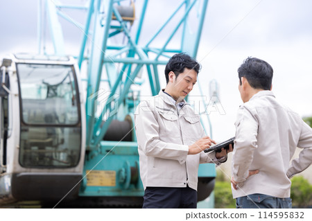 工人在建築工地工作 工人在建築工地工作 114595832