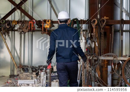 Workers working at a construction site 114595956