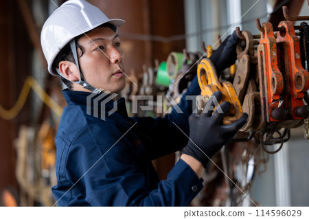 工人在建築工地工作 114596029