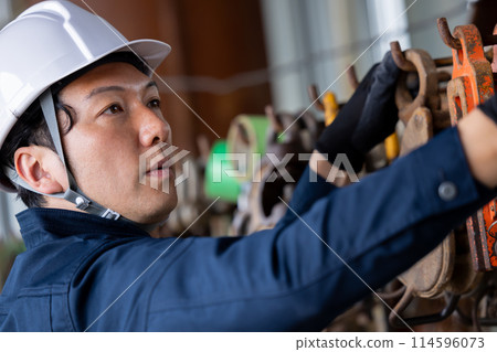 工人在建築工地工作 114596073