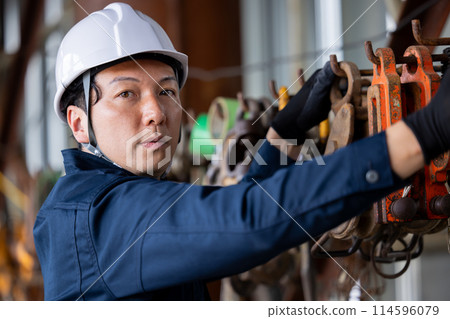 工人在建築工地工作 114596079