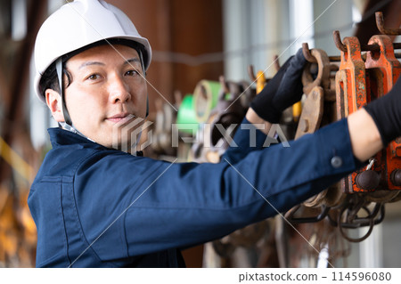 Workers working at a construction site 114596080