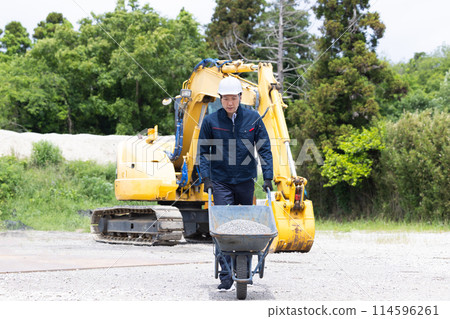 工人在建築工地工作 114596261