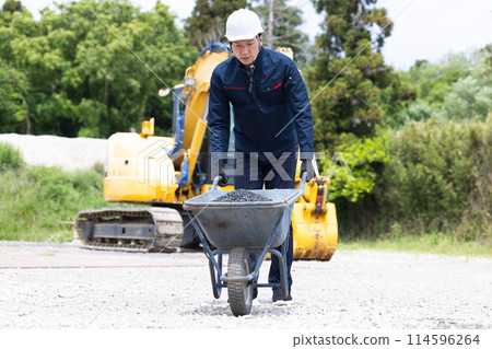 Workers working at a construction site 114596264