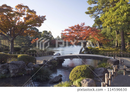 Kenrokuen Garden: Autumn leaves, Kishin lanterns and the Rainbow Bridge Kenrokuen Garden: Autumn leaves, Kishin lanterns and the Rainbow Bridge 114596630