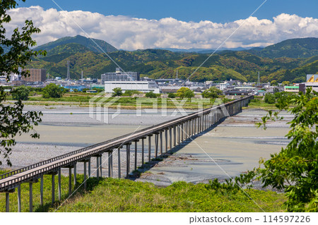 從蓬萊橋眺望水漲船高的大井川 從蓬萊橋眺望水漲船高的大井川 114597226