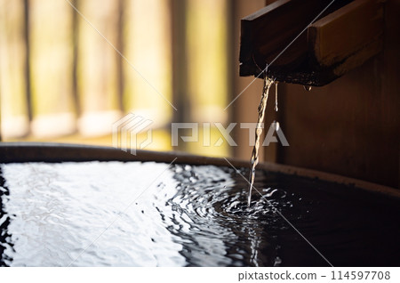 直接從源頭流動的溫泉影像 114597708