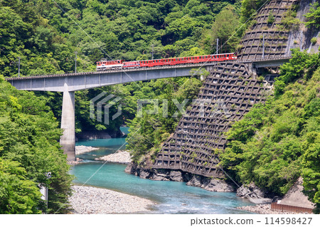 Abt型列車在陡坡上行駛 Abt型列車在陡坡上行駛 114598427