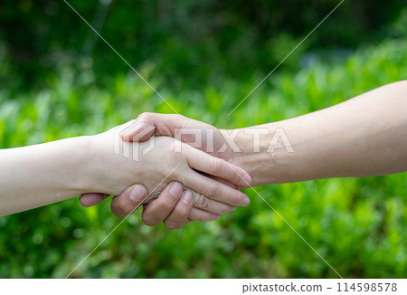 Two people holding hands 114598578