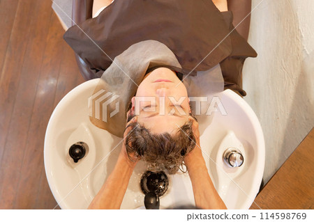 一位女顧客在美髮沙龍洗頭 114598769