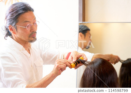 資深男理髮師在美髮沙龍做纏繞 114598799