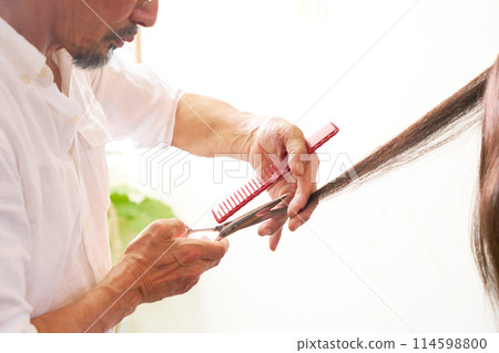 資深美髮師剪頭髮的手 114598800