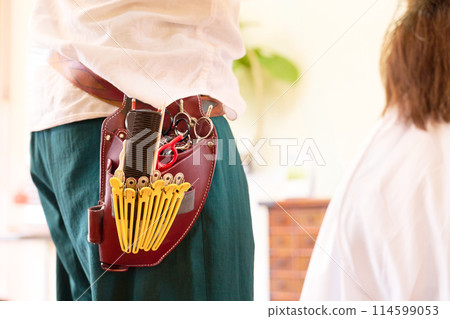 理髮師腰上繫著剪刀盒 114599053