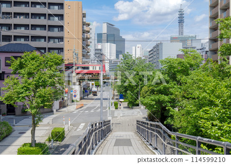 初夏的橫濱風景，京急2100系列及河濱街景，神奈川縣橫濱市西區平沼 114599210