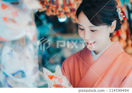A woman in a kimono shopping at a tourist spot A woman in a kimono shopping at a tourist spot 114599494