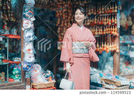 A woman in a kimono shopping at a tourist spot 114599523