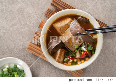 Spicy duck blood jelly stinky tofu 114599532