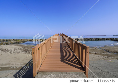 伸入清澈的日本海的湯橋（新潟縣出雲崎町） 114599719