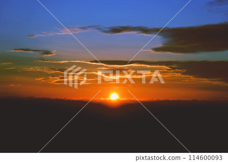 清晨的陽光從雲層中探出頭來 清晨的陽光從雲層中探出頭來 114600093
