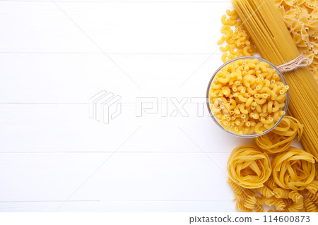 Delicious mixed pasta in bowl on a white background 114600873