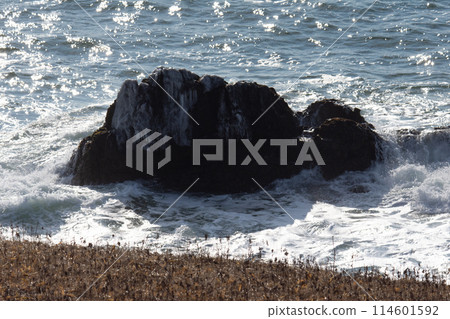 冬季洶湧的海浪拍打著岩石 114601592