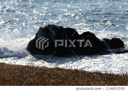 冬季洶湧的海浪拍打著岩石 114601593