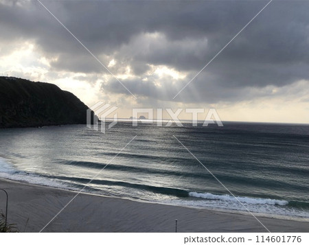 光線透過雲層的縫隙照進海裡 114601776