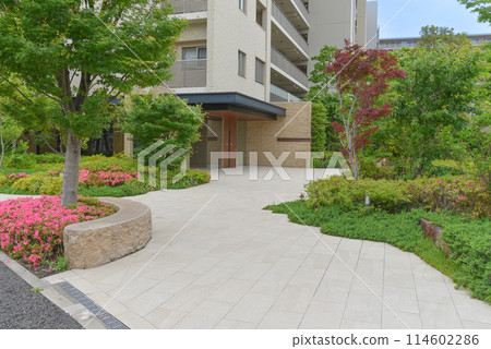 時尚公寓的入口，綠樹成蔭 114602286