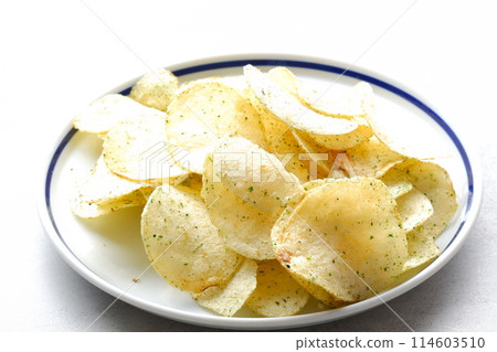 A plate full of salted, seaweed-flavored potato chips 114603510