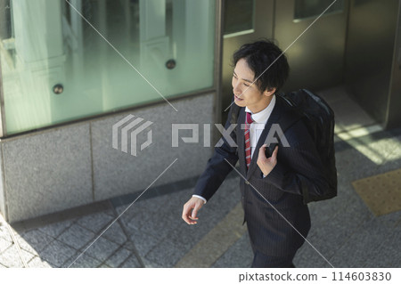 30 多歲的商人通勤/旅遊形象 114603830