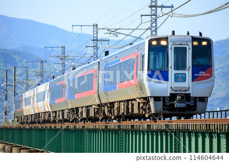 N2000 series limited express "Uwakai" (JR Shikoku) 114604644