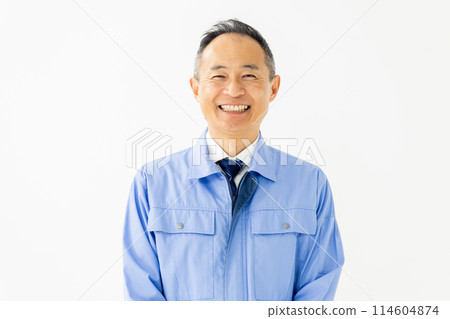 一個穿著工作服的男人的肖像 114604874