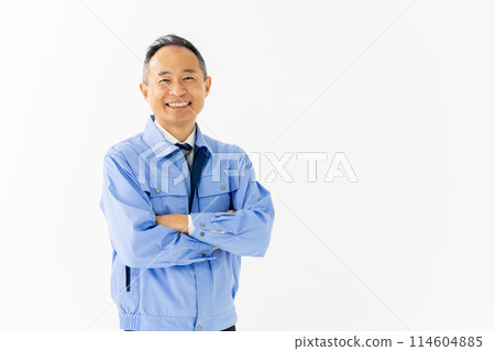 一個穿著工作服、雙臂交叉的男人的肖像 114604885