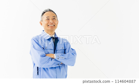 一個穿著工作服、雙臂交叉的男人的肖像 114604887
